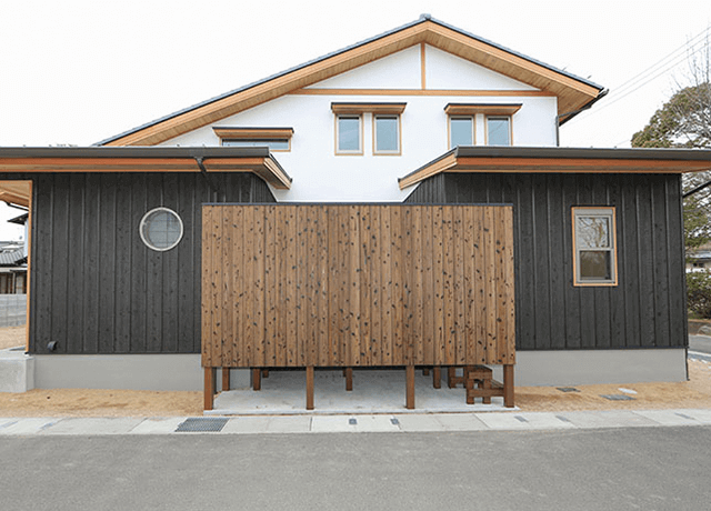 平屋な２階建て、本焼きと漆喰の和の家